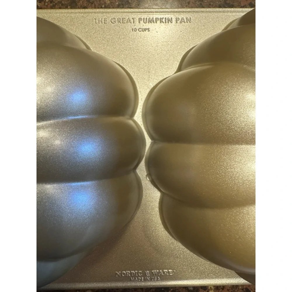 Nordic Ware The Great Pumpkin Aluminum 3D Bundt Cake Pan Mold 10 Cup Halloween